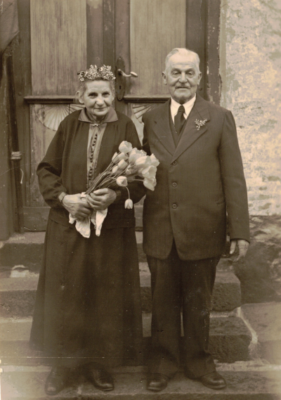 Dora und Wilhelm vor der Eingangstür